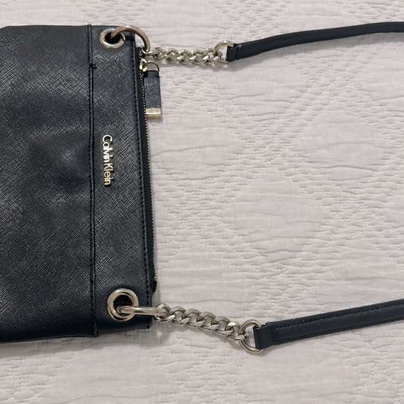 Calvin Klein Saffiano envelope crossbody bag in black - Picture 3 of 8